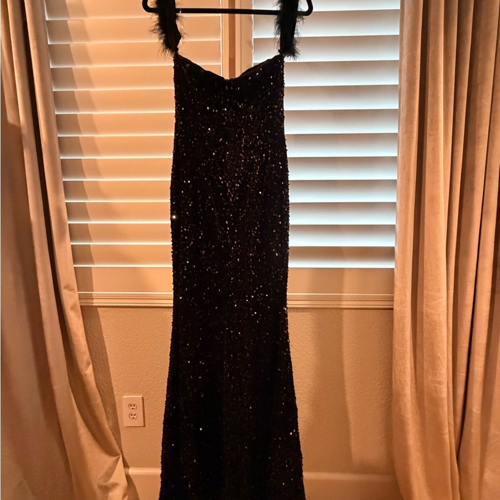Elegant off the shoulder feather straps, stretchy sequin dress